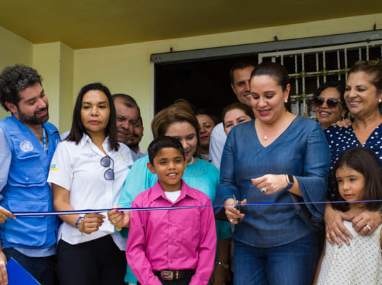 The first lady of Honduras, together with a group of government and NGO representatives, cutting the ribbon.